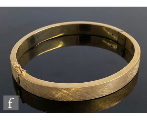 A 9ct hallmarked hinged bangle with a matt finish to exterior, weight 21.3g, internal diameter 62mm. 