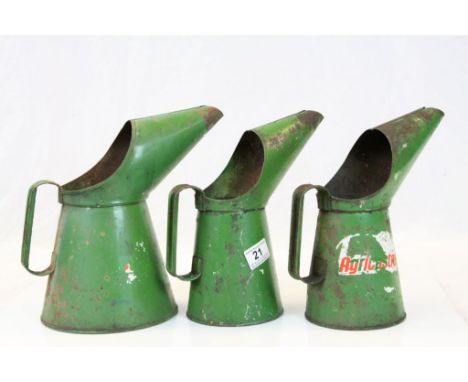 Three Vintage Metal Graduating ' Castrol ' Oil Cans