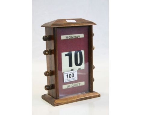 Oak cased vintage Desk Calendar with glazed panel to the front, measures approx 20.5 x 13.5 x 7.5cm