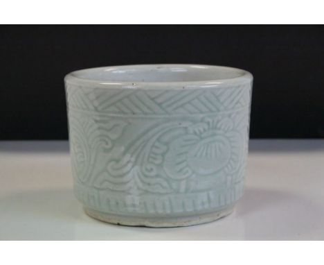 Chinese Cealdon type ceramic Pot with Floral design measures approx 18 x 13cm