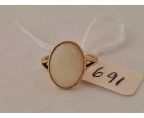 A oval set opal ring 18ct gold size I    2.3 gms