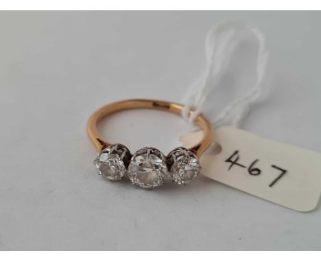 A STUNNING DIAMOND THREE STONE RING 18CT GOLD SIZE P  CENTRAL STONE 6MM DIAMETER