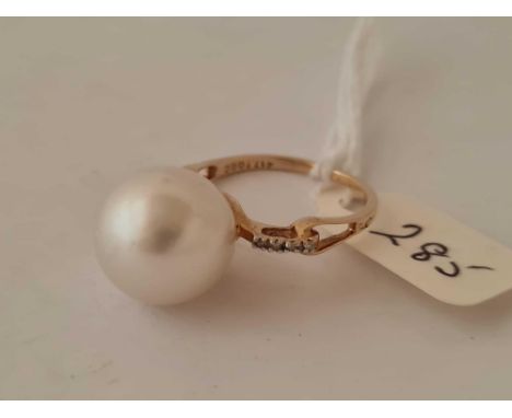 A large pearl ring with diamond shoulders 10ct size O   