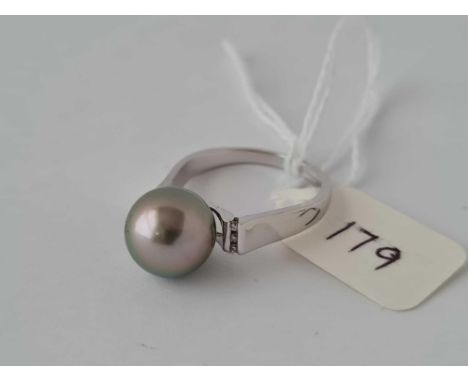 A white gold Tahitian pearl and diamond ring 9ct size O   