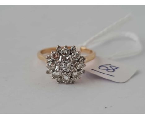 A GOOD DIAMOND CLUSTER RING APPROX0.60ct diamonds in 18ct gold size T 5.6g
