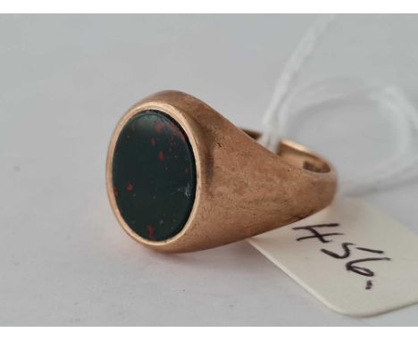 A blood stone oval inset ring 9ct size Q    6.1 gms