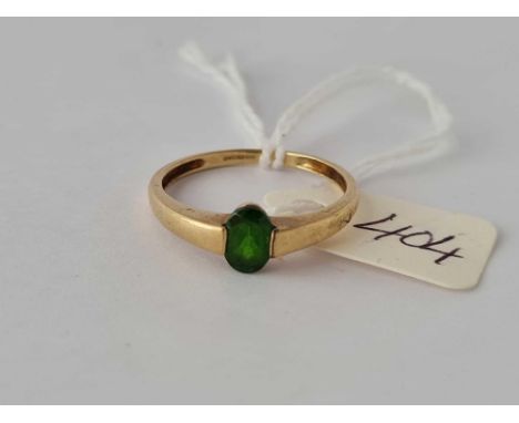 An oval green stone 9ct ring size T2.6g inc