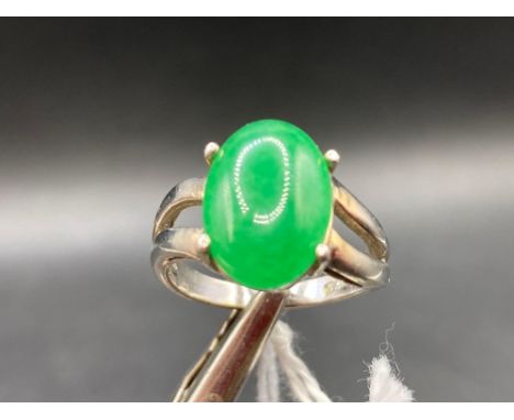 A deep green jade ring fine polished in high carat white gold&nbsp;Jade Size: 13mm x 9mm