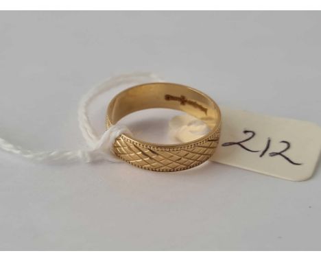 A fancy 9ct wedding band size K 1.9g