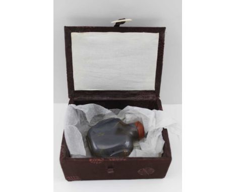 A CHINESE CARVED HARDSTONE SNUFF BOTTLE, the stopper fitted with spoon, 7.5cm high, in fabric covered presentation box 