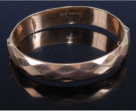 A 9ct gold hollow hinged bangle, 17g, 68mm