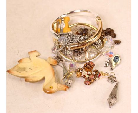 A collection of miscellaneous items, to include crossover bangle, faux amber earrings etc 