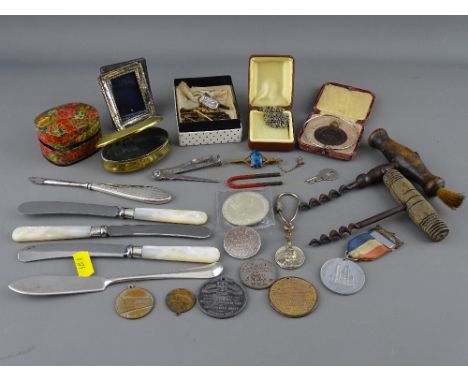 A biscuit tin containing a mixed lot of collectables including gold jewellery, a Chester marked silver thimble advertising J.