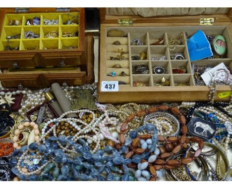 A good quantity of vintage &amp; other costume jewellery etc