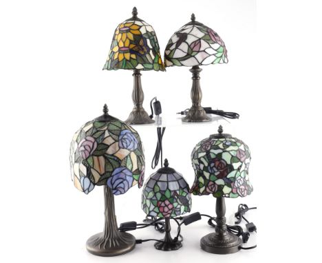 Tiffany-Stil 5 Tischlampen, table lamp design,Buntglas mit Metallfassung, in Tiffany-Stil, 1x Floraldekor mit Schmetterling, 