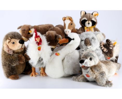 Steiff 9 Stofftiere, diverse Tierarten, stuffed animals,alle mit Steiff-Knopf, enthalten sind Waschbär Poppy, Hahn, Pferd Cos