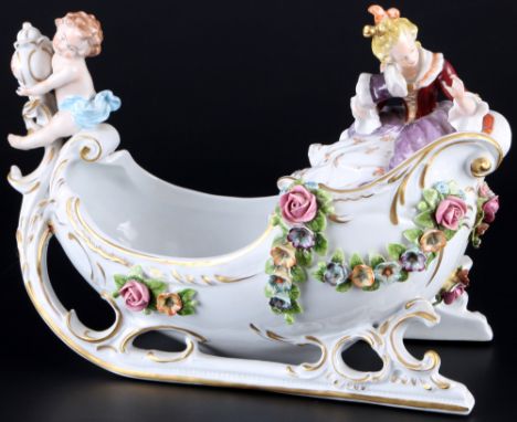 Sitzendorf Schlitten-Jardiniere, figural sled jardiniere,Porzellan, blaue Bodenmarke, Schale als Schlitten mit Putte und eine