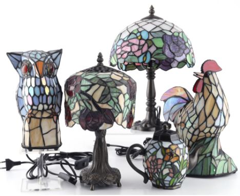 Tiffany-Stil 5 Tischlampen u.a. als Eule und Hahn, table lamp design,Buntglas mit Metallfassung, in Tiffany-Stil, 1x Floralde