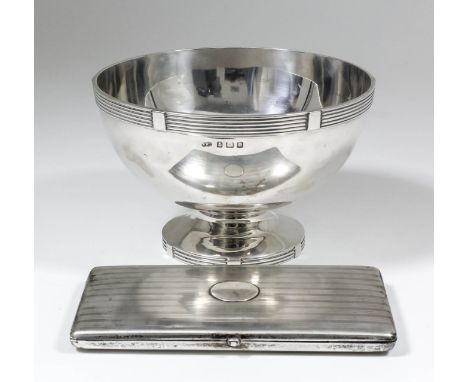 A George V silver circular bowl with reeded mounts, on circular footrim, 6.125ins diameter x 3.875ins high, by Deakin & Franc