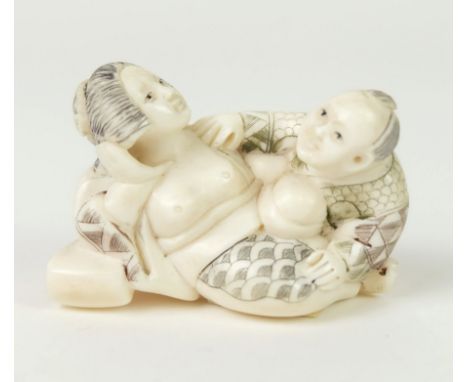 NETSUKE, Japan, "Bein", geschnitzt, schwarz akzentuiert, Erotische Szene, rote Meistersignatur, 3,5 x 4,6 cm