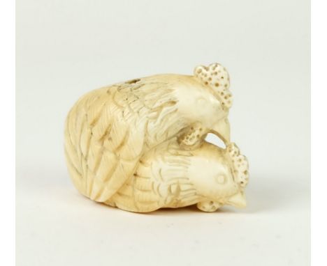NETSUKE, Japan, "Bein", geschnitzt, schwarz akzentuiert, Zwei sich paarende Hühner, Meistersignatur, 3,1 x 4,3 cm
