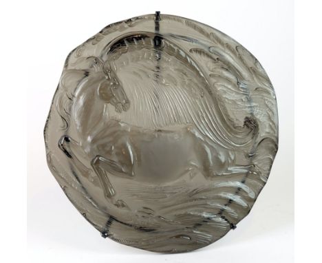 FUCHS, Ernst (*1930 Wien †2015 ebd.) für Manuf Rosenthal Limitierte Kunstreihe, Jahresteller 1980, "Pegasus", Rauchglas, flac
