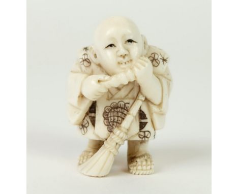 NETSUKE, Japan, "Bein", geschnitzt, schwarz akzentuiert, Mann Instrument spielend und mit Besen, Meistersignatur, 4,3 x 2,8 c
