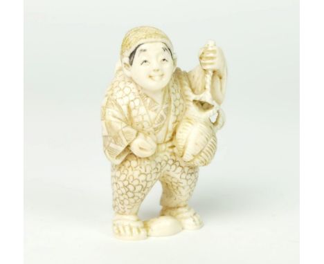 NETSUKE, Japan, "Bein", geschnitzt, schwarz/braun akzentuiert, Stehender Fischer, Meistersignatur, 5,2 x 3 cm