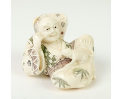 NETSUKE, Japan, "Bein", geschnitzt, schwarz akzentuiert, Liegender Mann mit Ratte, Meistersignatur, 4 x 4,4 cm