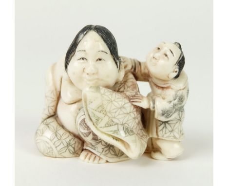 NETSUKE, Japan, "Bein", geschnitzt, schwarz/ braun akzentuiert, Mann und Kind, rote Meistersignatur, 4 x 4,6 cm