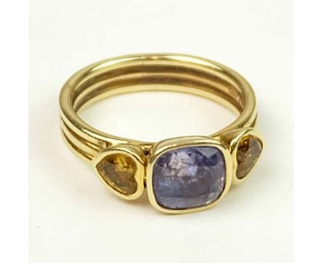 RING, dreistrangige Schiene, zentral Amethyst im Scherenschliff (kleinere Bestoßungen), flankiert von zwei wohl Feueropalen o