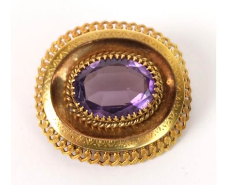 BROSCHE, um 1900, ovale Form, zentral Amethyst im Facettenschliff, Krappenfassung, umlaufend Kordel, durchbrochene Randbordür