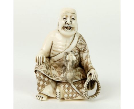NETSUKE, Japan, "Bein", geschnitzt, schwarz akzentuiert, abgemagerter lachender Hotei mit Ratte, Meistersignatur, 4,9 x 3,5 c