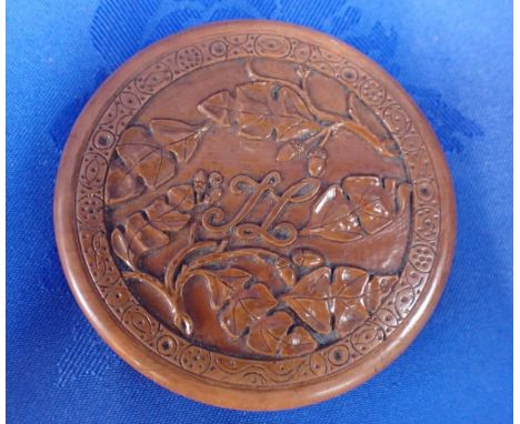 AN ORIENTAL CARVED WOOD SNUFF BOX with oak leaves and initials 8cm diam