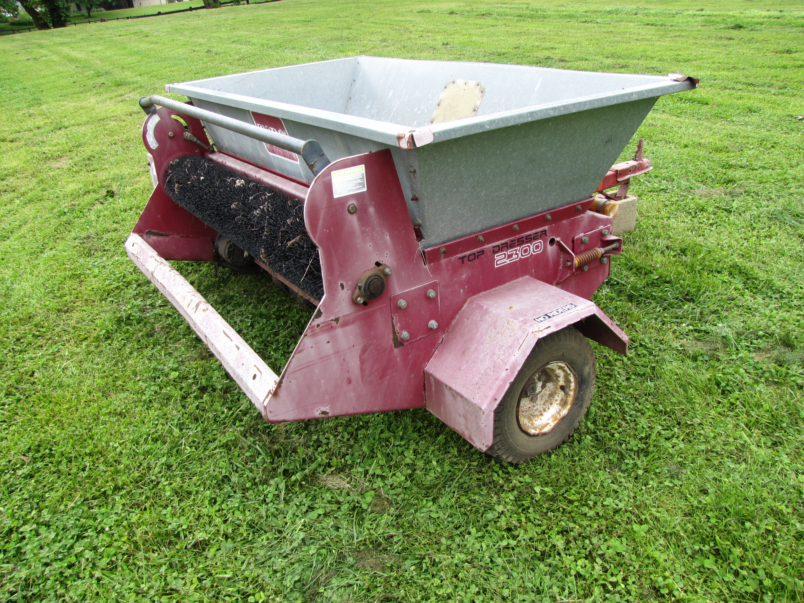Toro 2300 Top Dresser, 23 cu. ft. capacity, 5’ application width, 2