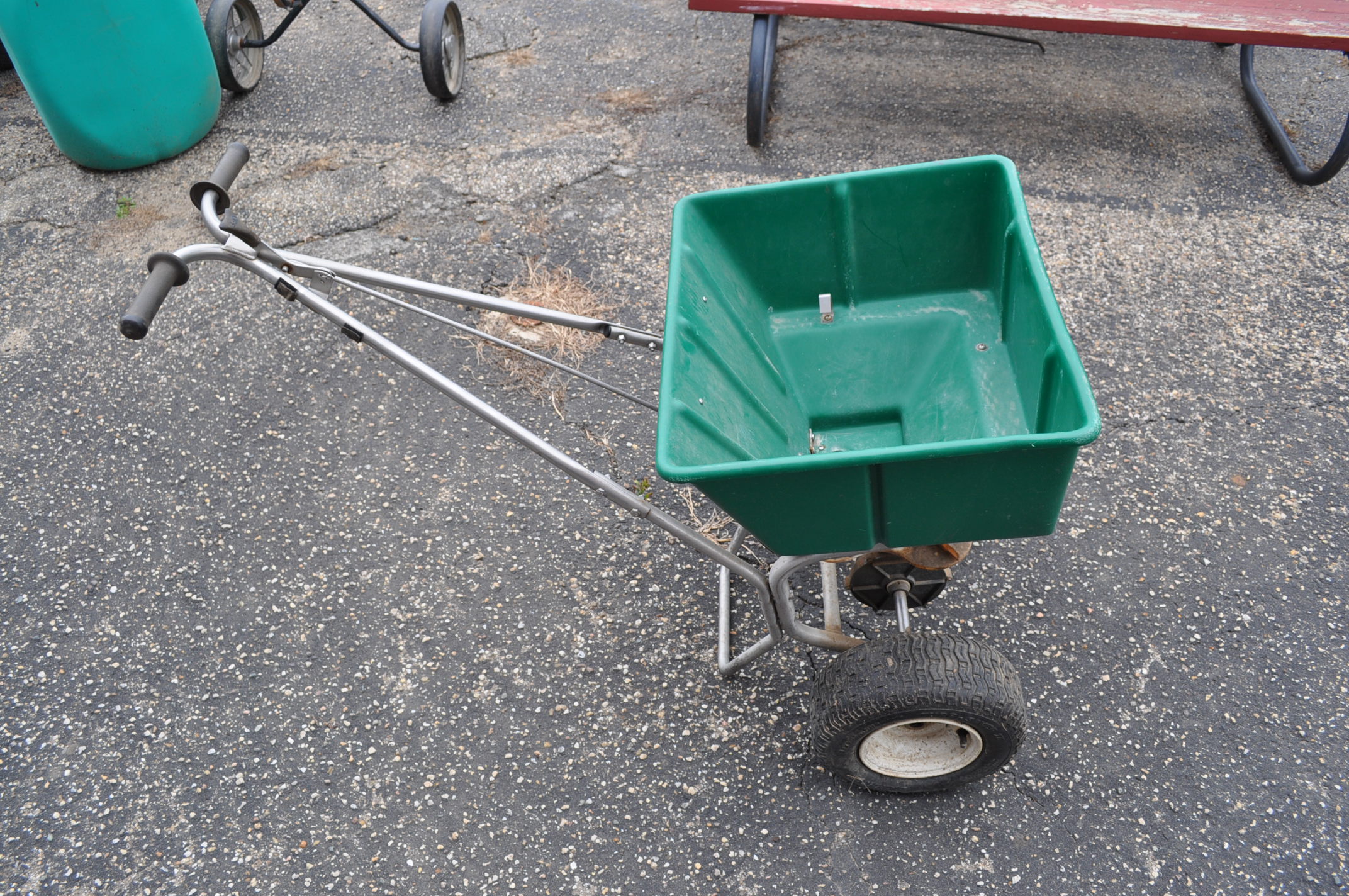 { Choice of lots 104 } Lesco Spreader, 80 lb capacity, walk behind