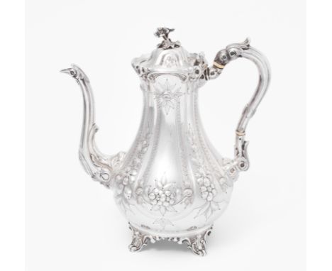 KaffeekanneSheffield, 1867. Silber. Herstellermarke Henry Wilkinson & Co. Kürbisform auf Volutenfüssen. Ausguss und Ohrenhenk