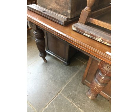 A mahogany wind out table on reeded legs with ceramic castors - two additional leaves.Condition: various minor scuffs to corn
