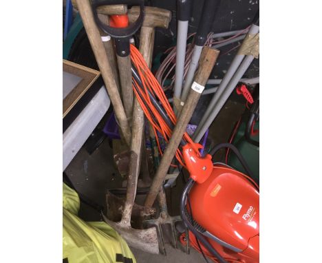 Quantity of various garden tools. 