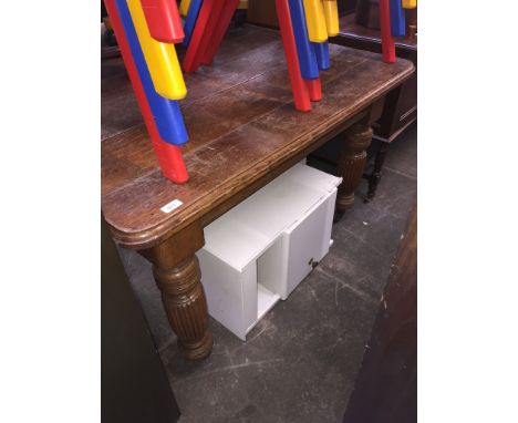 An oak wind out table on reeded legs with ceramic castors - no additional leaves and no winder. 