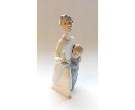 Lladro BOY IN NIGHTSHIRT, 01004874, issue year 1974, retirement year 1992, sculptor Fulgencio Garcia (slight damage to tip of