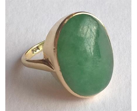 9ct gold ring set a green stone, possibly jade, size M