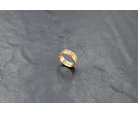 A 9ct gold wedding band, with incised decoration between bead moulding, marked 375, ring size H, 2.4grams