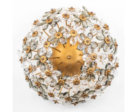 A ceiling light made of brass with flowers made of glass, probably made in Italy. (18 x 35 cm)