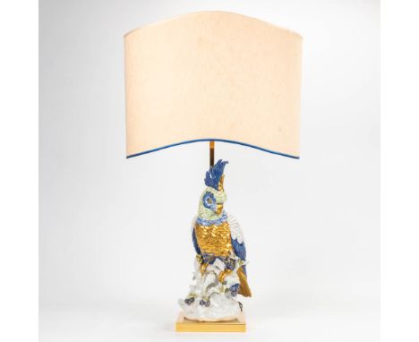 An exceptional table lamp with ceramic parrot made by Capodiomonte in Italy. Size for parrot only. (21 x 21 x 47 cm)