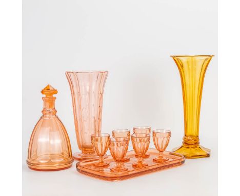 A collection of glass in art deco style and marked Val Saint Lambert. The first half of the 20th century. (29,5 x 13 cm)