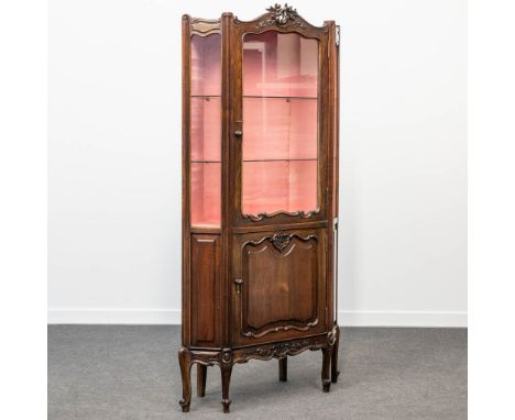 A Louis XV style display cabinet with 6 sides. The first half of the 20th century. (37 x 84 x 176 cm)