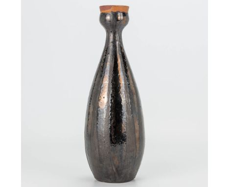 Elisabeth VANDEWEGHE (XX-XXI) A ceramic vase made for Perignem. Marked on the base. (9 x 26 cm)