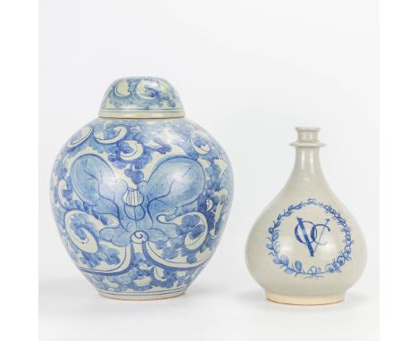 A collection of 2 ceramic vases VOC and a Chinese ginger jar in Gres. (21,5 x 26 x 23 cm)