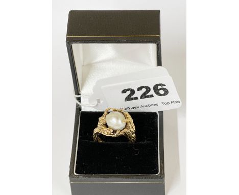 A heavy handmade 9ct gold ring set with a natural grey baroque pearl. (L). approx 11g.